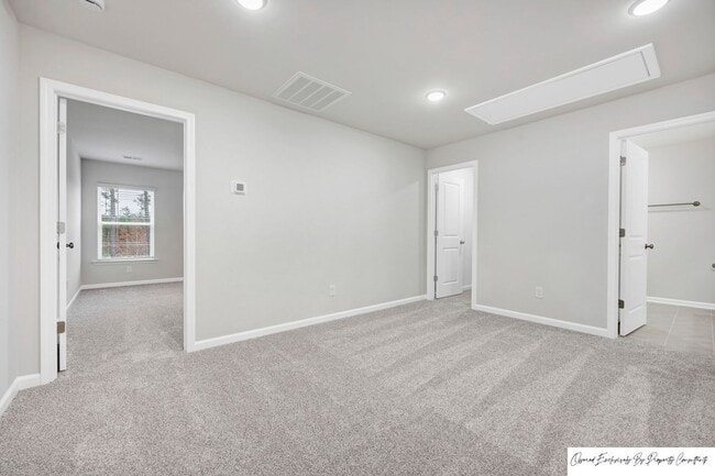 Building Photo - STUNNING TOWNHOME IN BLYTHEWOOD