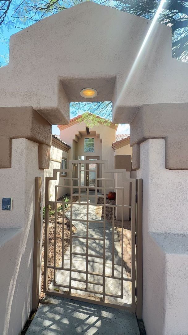 Building Photo - 10110 N Bighorn Butte Dr