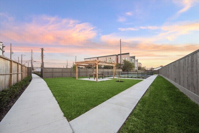 Building Photo - 3051 Hicks St