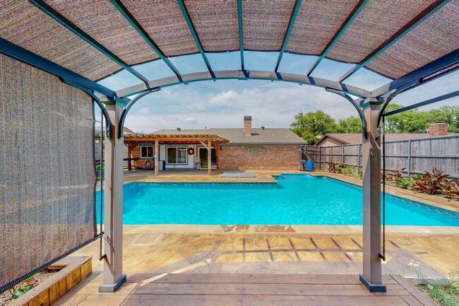 Building Photo - Available Mid-June | 3 Bedroom Arlington H...