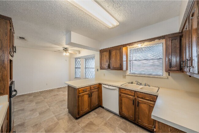 Building Photo - 6753 Spoonwood Ln