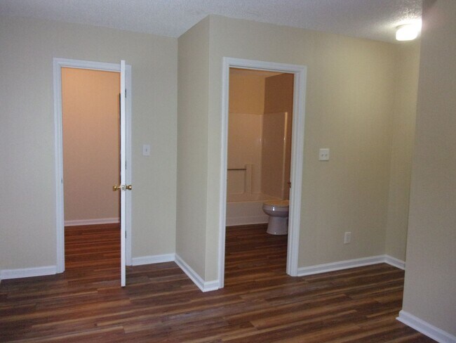 Building Photo - 1 Bedroom 1 Bath Townhome Minutes to I-77