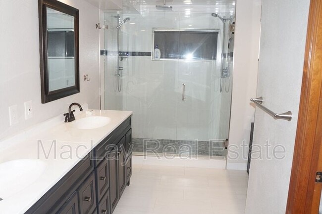 Building Photo - 5756 W Del Rio St