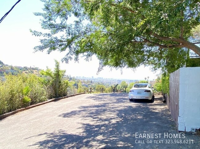 Building Photo - 2736 Hollyridge Dr