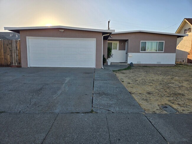 Building Photo - Beautifully Updated 3 Bed, 2 Bath Single S...