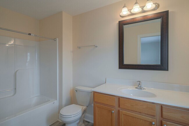 Building Photo - Oak Tree Townhome | 4 Bed, 4.5 Bath | Avai...