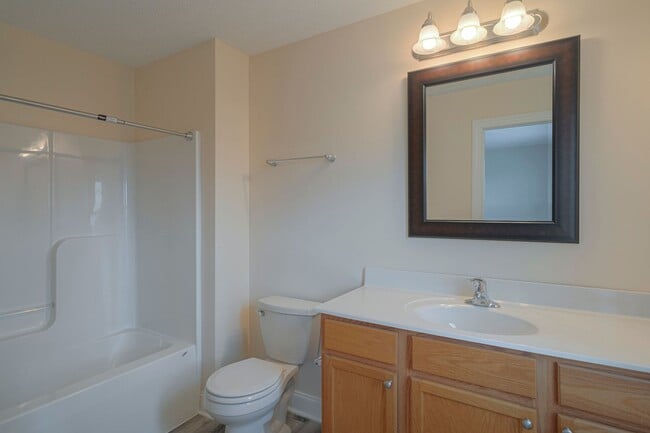 Building Photo - Oak Tree Townhome | 4 Bed, 4.5 Bath | Available Now!