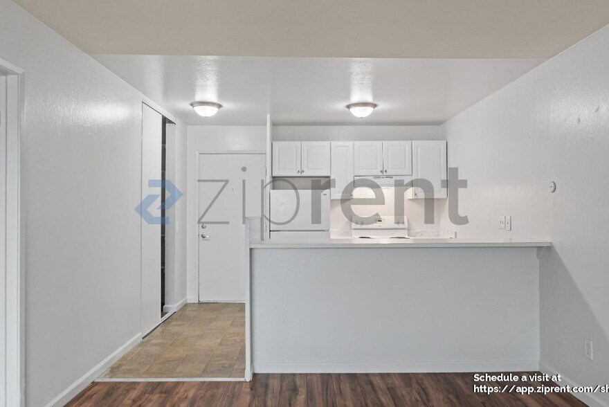 Building Photo - 100 Village Dr