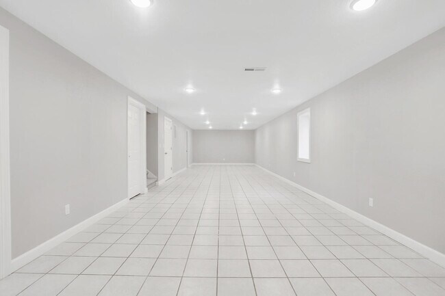 Building Photo - 1101 E Pin Oak Dr