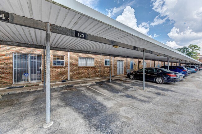 Building Photo - 2101 Fountain View Dr