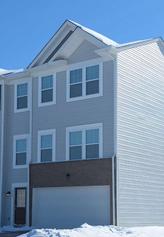 Building Photo - "Spacious 3-Bedroom Townhouse with 2.5 Baths in Columbus – 1856 Sq. Ft. of Comfort and Style!"