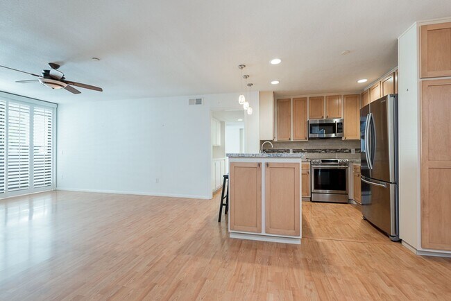 Building Photo - Marina District 2 Bedroom at Marina Park! ...