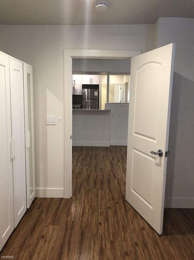 Building Photo - 3 br, 1 bath 4plex - 2100 Market St #B