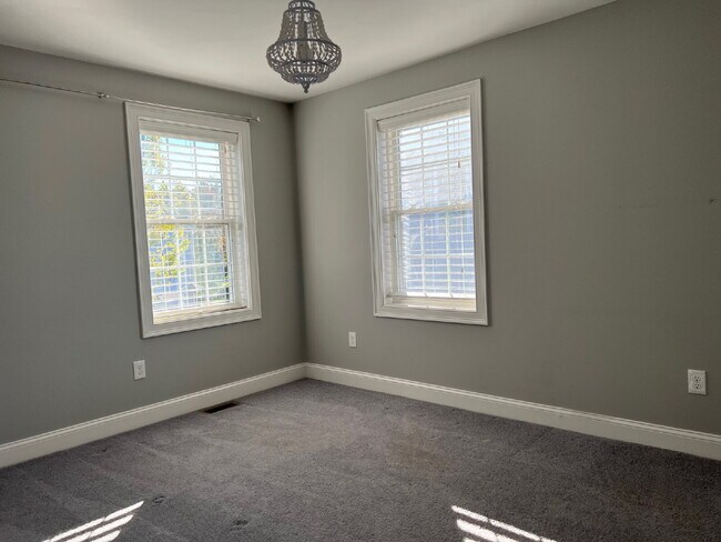 Building Photo - Gorgeous and newly renovated townhouse-sty...