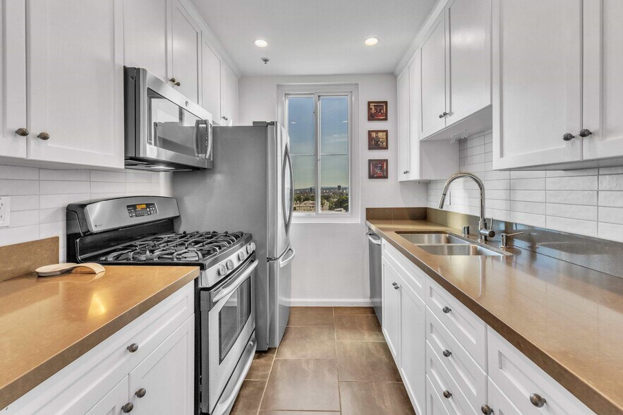 Building Photo - 7320 Hawthorn Ave