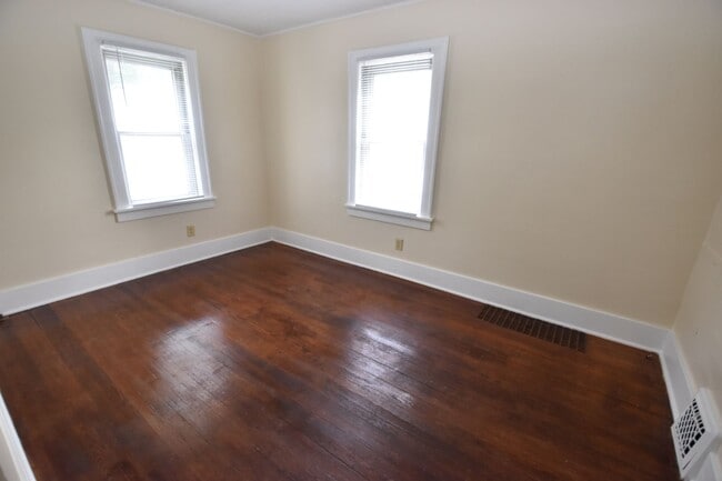 Building Photo - 2 bedroom home close to ND and Roseland