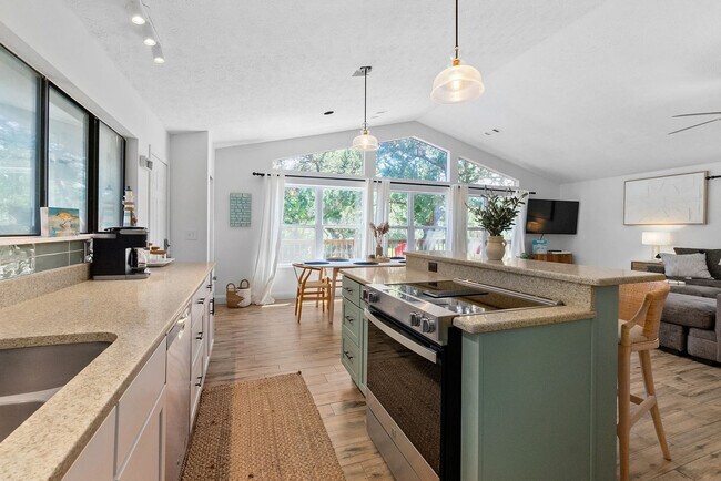 Building Photo - 152 Manresa Rd