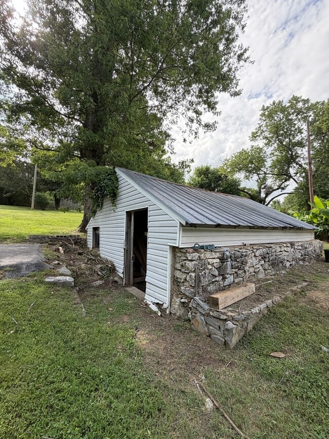 Building Photo - 1013 Riverside Dr