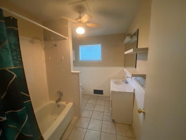 Full bath - 2202 Grinnell Dr