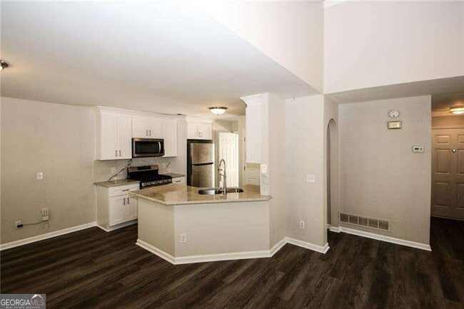 Building Photo - 121 Stoneforest Dr