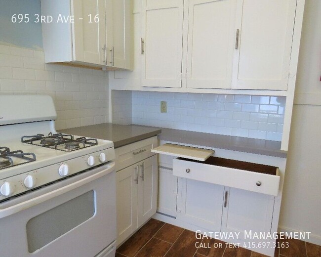 Building Photo - Very large top corner 1 bdrm new kitchen, ...