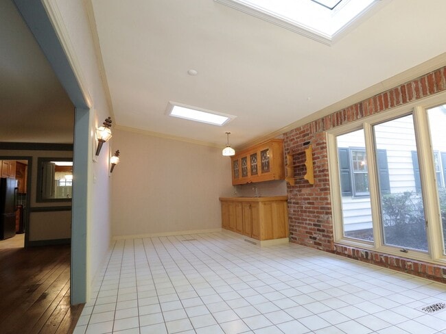Building Photo - Beautiful home for rent minutes from the J...