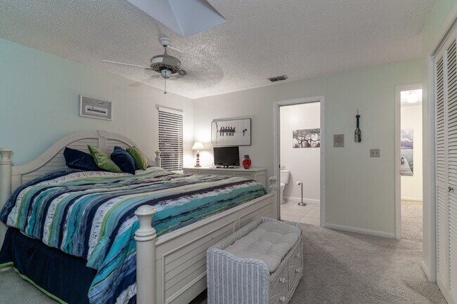 Building Photo - Gorgeous 2/2 condo at Indian Shores