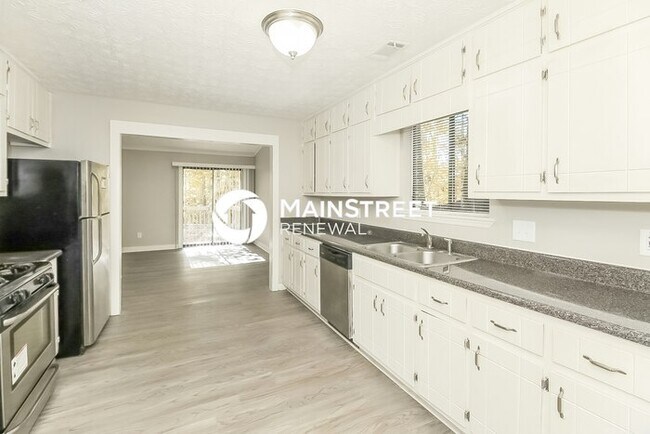 Building Photo - 3 Bedroom Pet-Friendly Home in Jonesboro, GA with Main Street Renewal