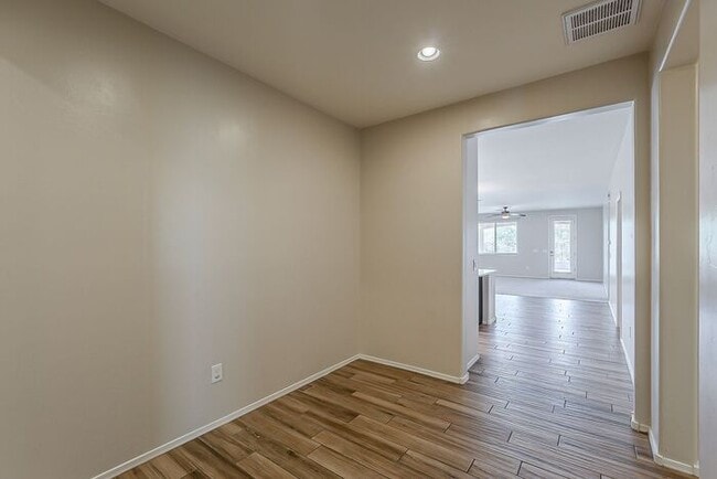 Building Photo - Modern 4 Bed Tucson Rental with Spacious K...