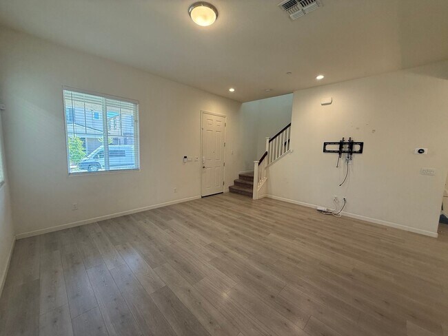 Building Photo - Spacious 3 bed 2.5 bath available in North...