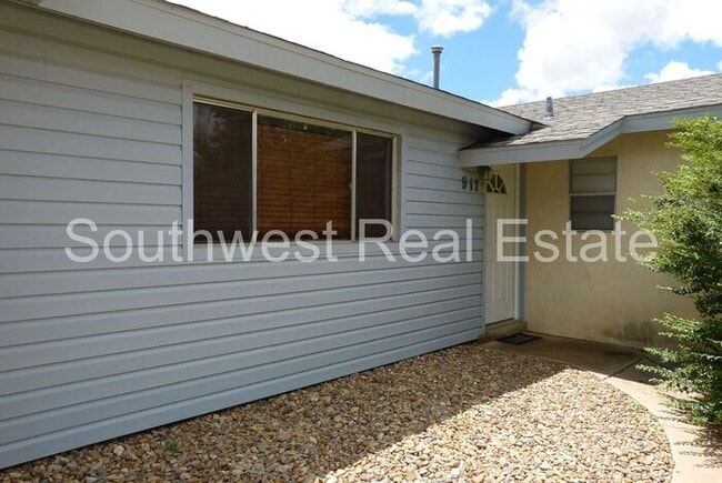 Building Photo - Lovely 3 bedroom 2 bath home