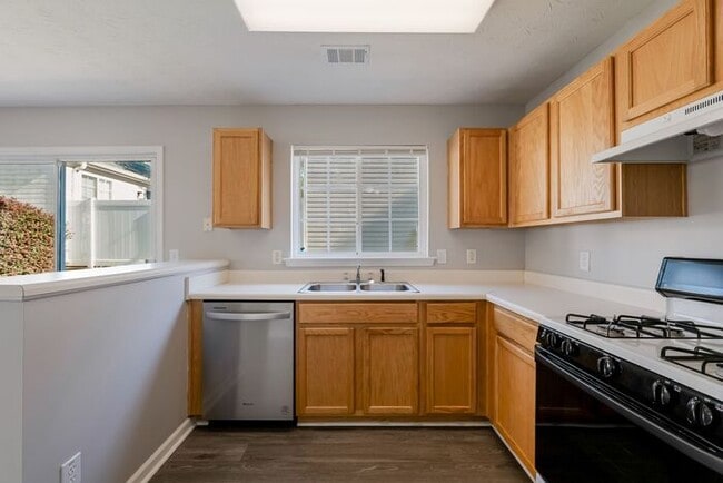 Building Photo - 641 W Oaks Dr