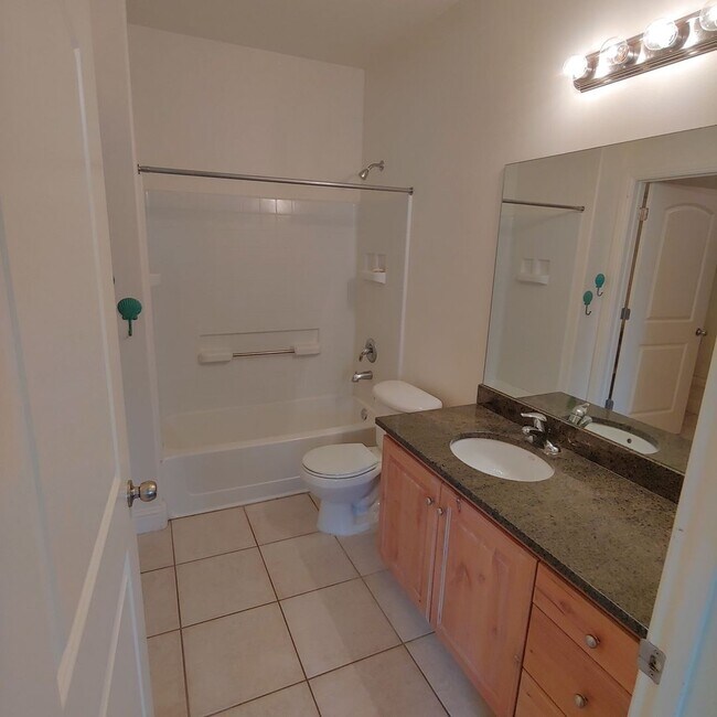 Building Photo - Nice main floor 3 BR 2 BTH Condo in awesome PG location
