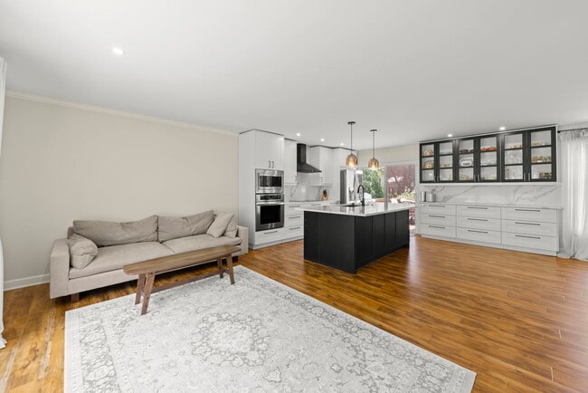 Building Photo - 215 Longridge Ct