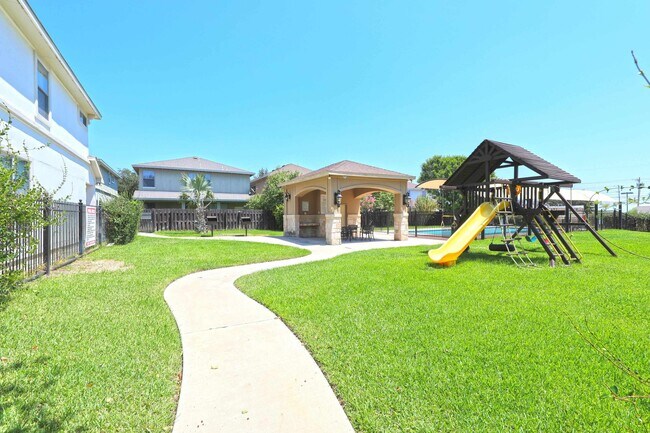 Building Photo - 9813 Sandhill Dr