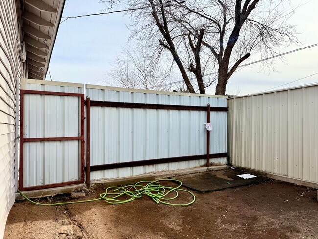 Building Photo - For Rent