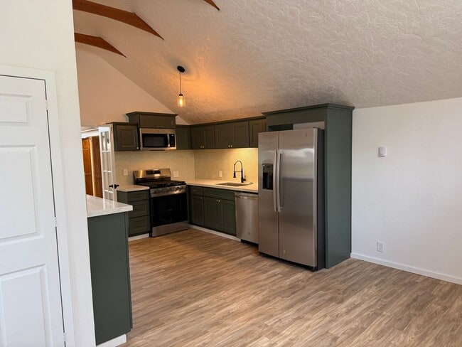 Building Photo - Luxury 1 bedroom 1 bath duplex in a great neighborhood!