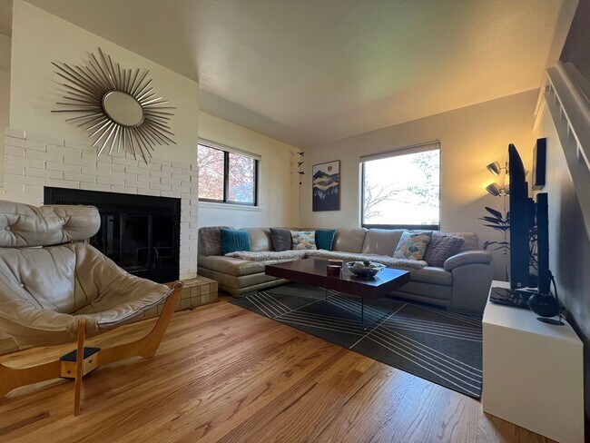 Building Photo - Spacious 4 Bed/3.5 Bath in Boulder - Available July 6th!