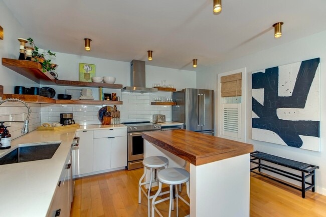 Building Photo - 2057 Middle St