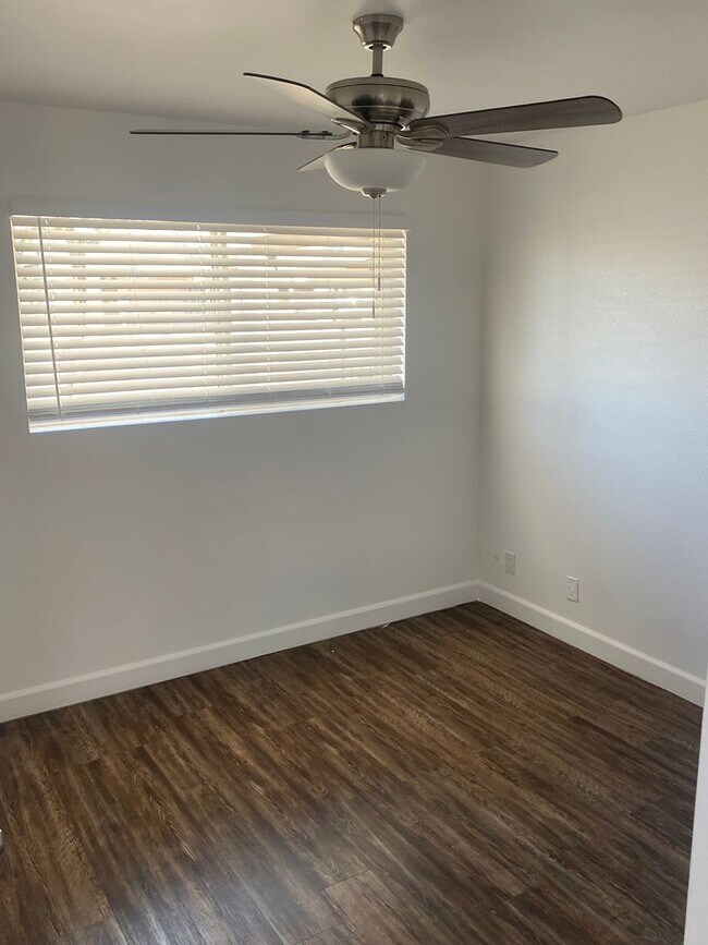 Building Photo - Nicely updated 3/2 SFH in Glendale w no HOA