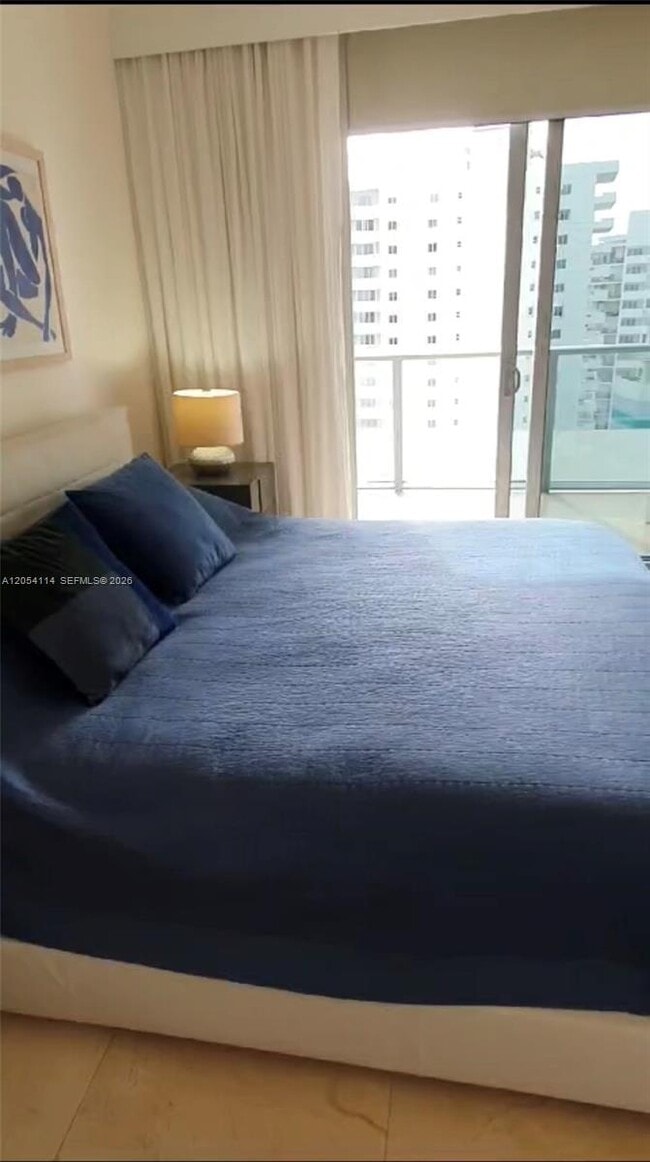 Building Photo - 1300 Brickell Bay Dr