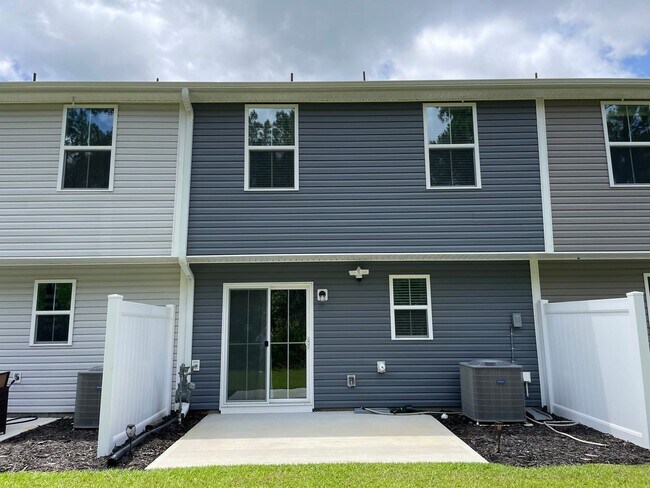 Building Photo - 3 Bedroom 2.5 Bathroom Town House in Middl...