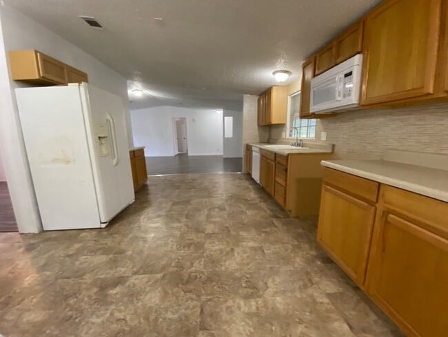 Building Photo - 3 Bedroom home on 1 Acre in Jennings