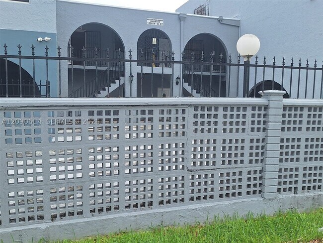 Building Photo - 1300 W 53rd St