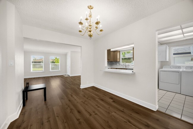 Building Photo - 3 Bed / 2 Bath Home with 2 Car Garage