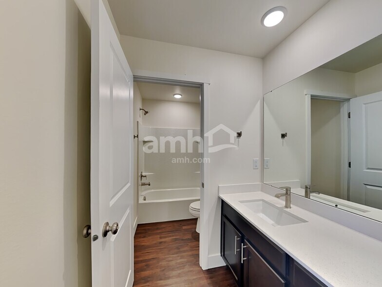 Building Photo - 305 Smith Dr