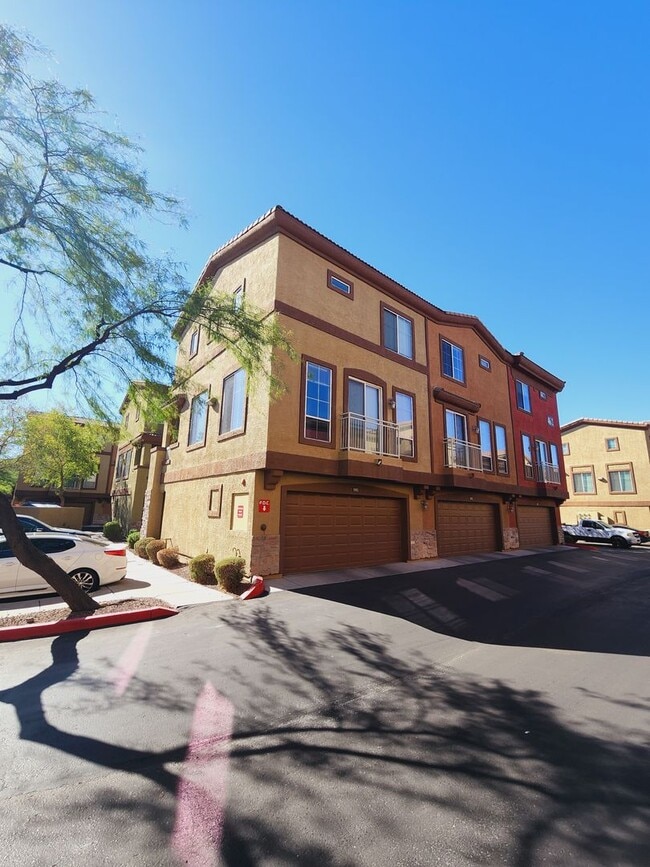 Building Photo - Lovely Parkside Townhome!