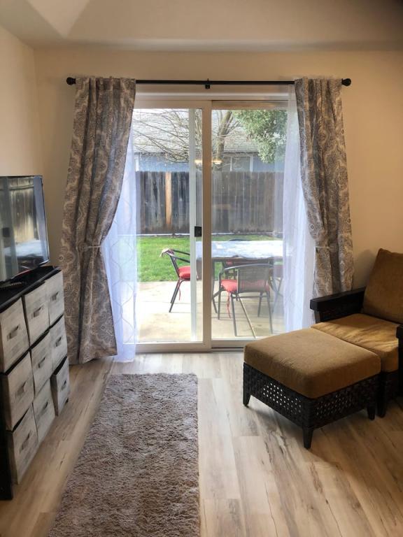 Building Photo - 525 Primrose Dr