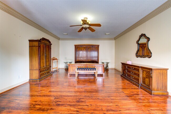 Building Photo - 2510 Potomac Dr