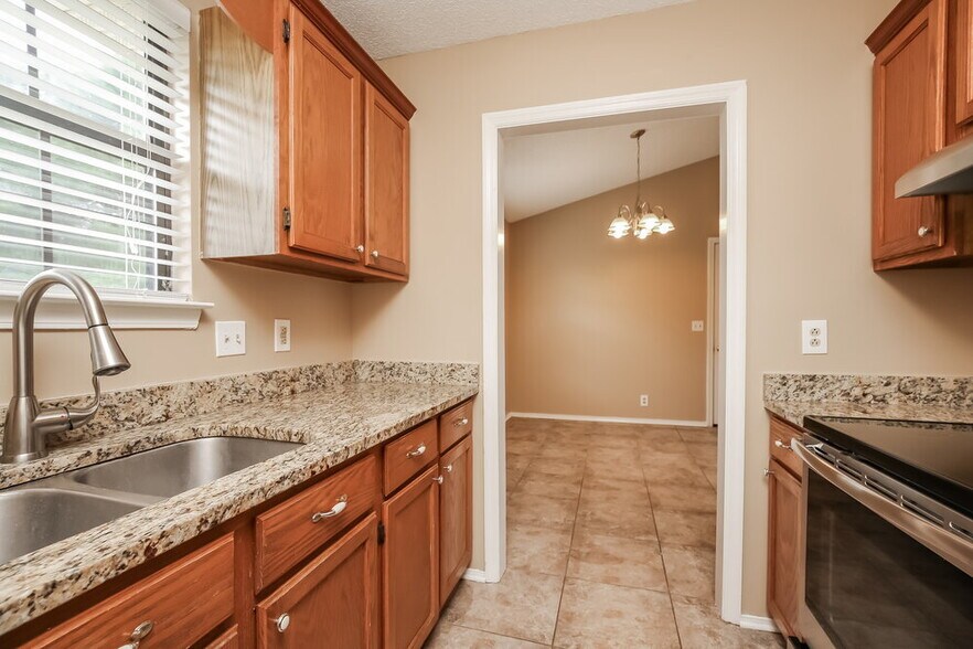 Building Photo - 2621 Deerpath Dr